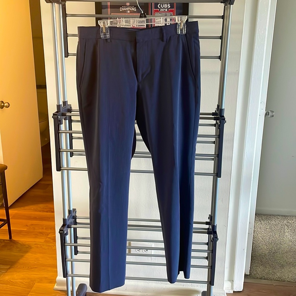 Navy Men’s dress pants. 32x30 slim fit. Great condition $75 retail